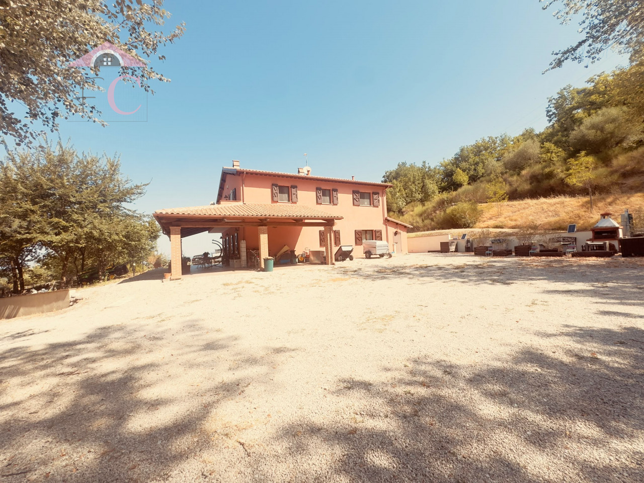villa moderna con piscina  5.jpg